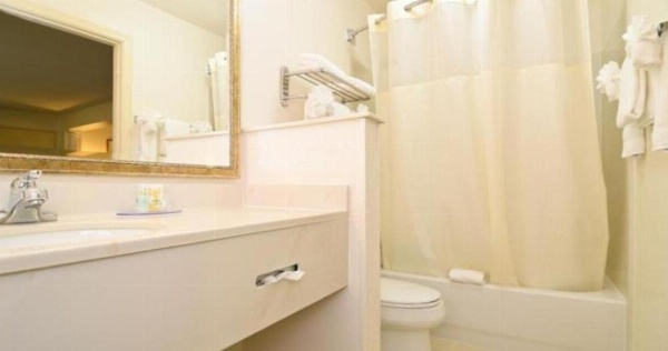 Quality Inn & Suites Biltmore East image 15